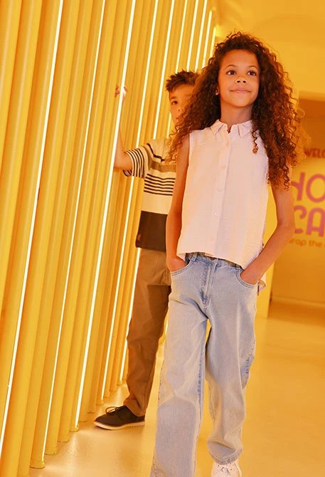 Pantaloni bambina in denim elasticizzato bleach