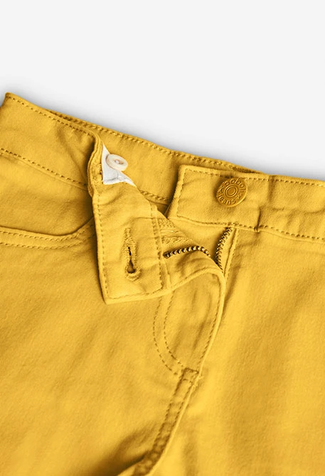 Shorts de sarga elástica para niña en color amarillo