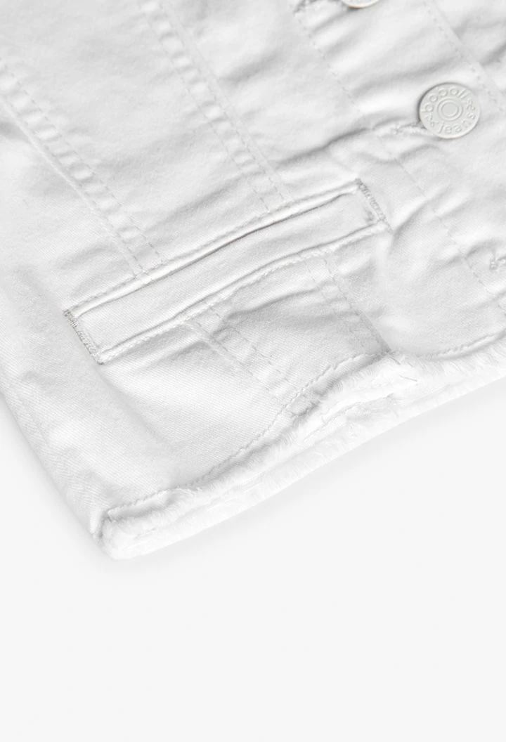 Giubbotto in tessuto elastico per bambina di colore bianco.