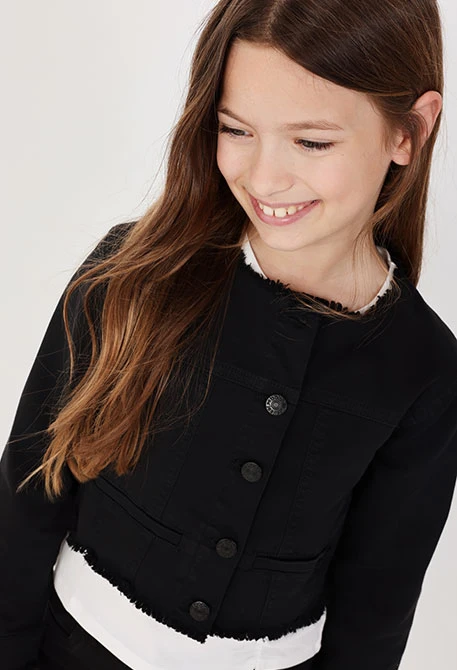 Giacca in tessuto twill elasticizzato per bambina di colore nero.