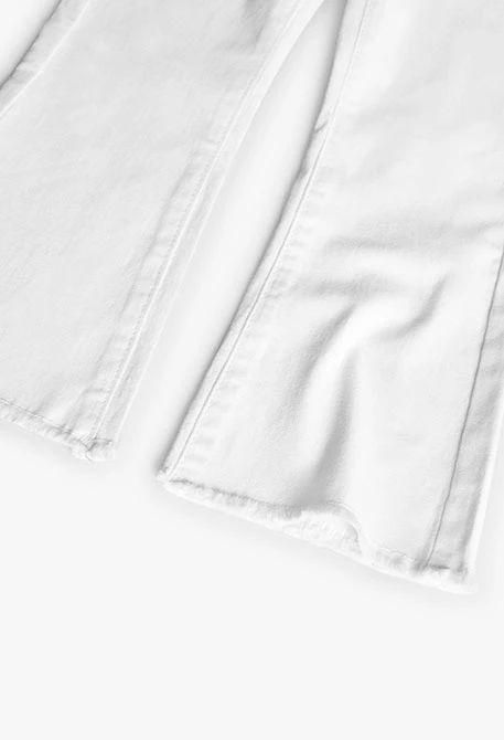 Pantalón acampanado para niña en color blanco