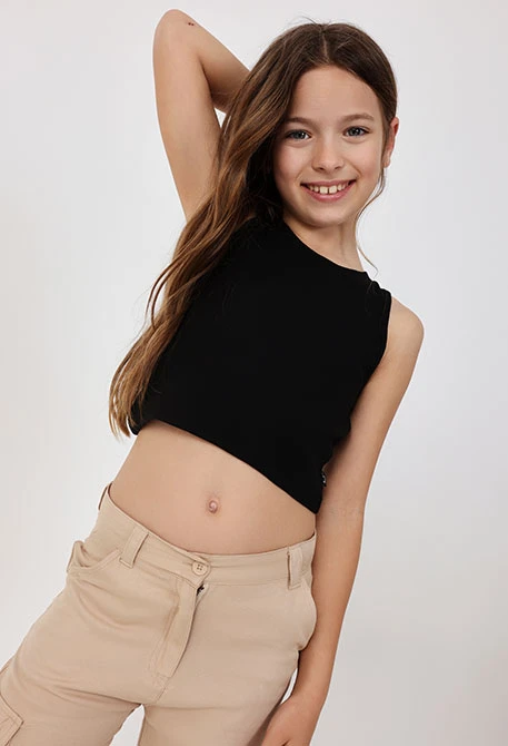 Top básico de punto para niña en color negro