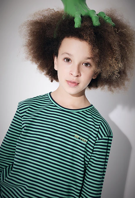 T-shirt fille rayée en maille vert et bleu marine