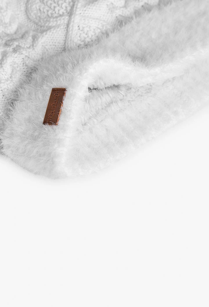 Cappello bianco con pompon