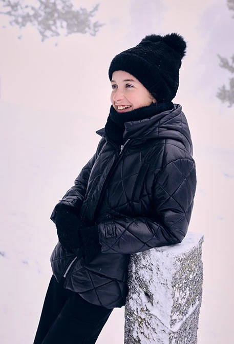 Cappello nero con pompon