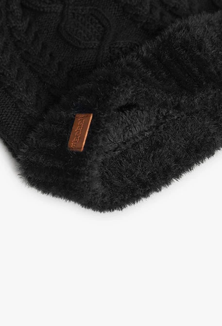 Gorro preto com pompom