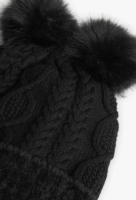 Cappello nero con pompon