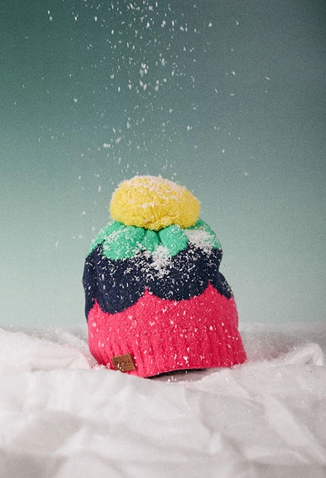 Bonnet multicolore à pompon