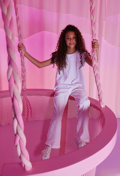 Girl?s white cotton trousers