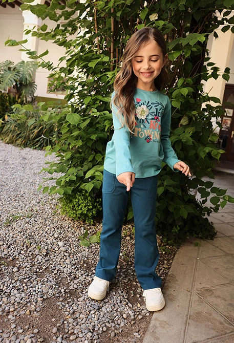 Girl's green knitted trousers