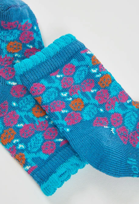 Packung mit grünen, geblümten Socken