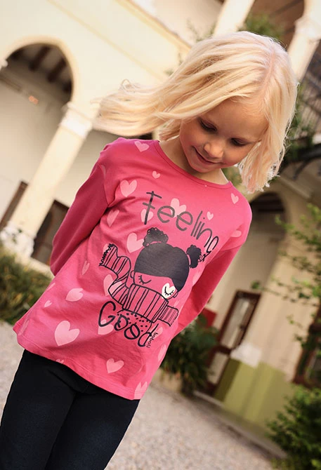 Girl\'s strawberry knit T-shirt with heart print