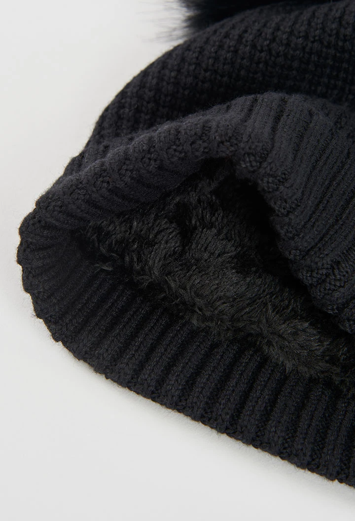 Gorra negra amb pompons