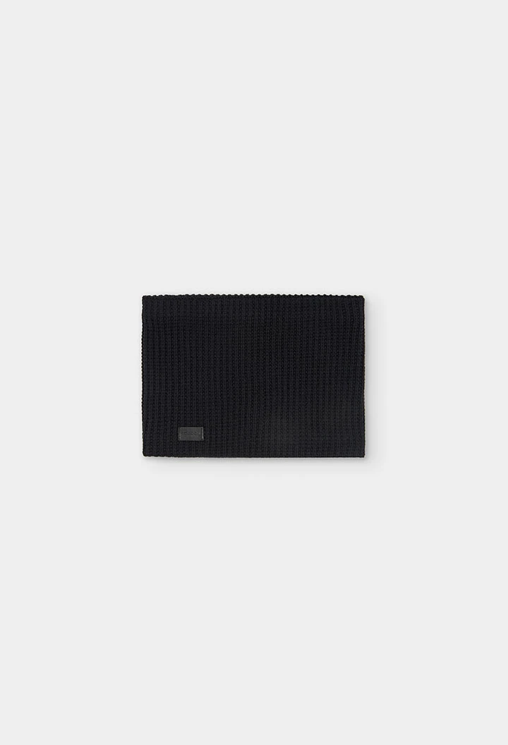Black girl\'s neckline