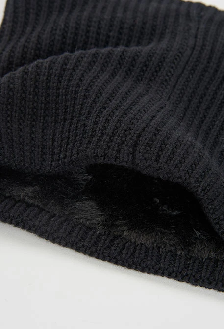 Black girl\'s neckline