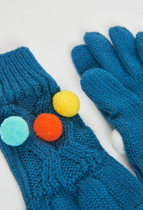 Grüner Handschuh mit bunten Punkten
