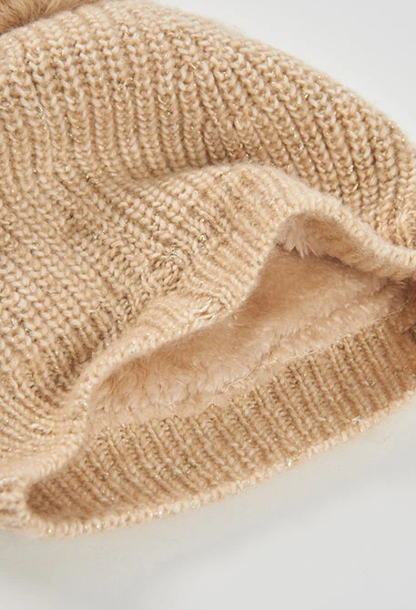 Gelbe Mütze mit Stern und Pompon