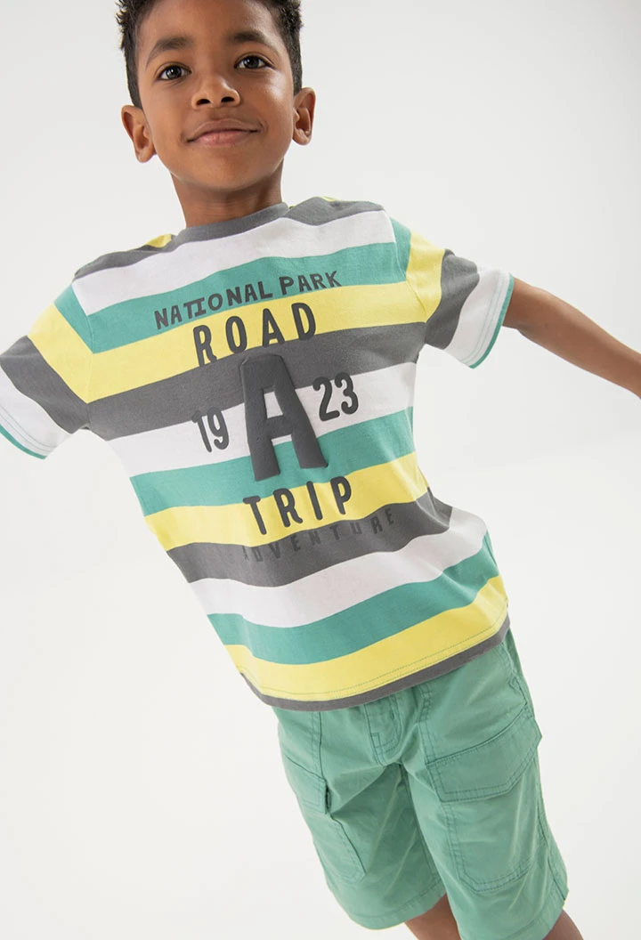 T-shirt en maille pour garçon rayée en vert, gris et jaune.