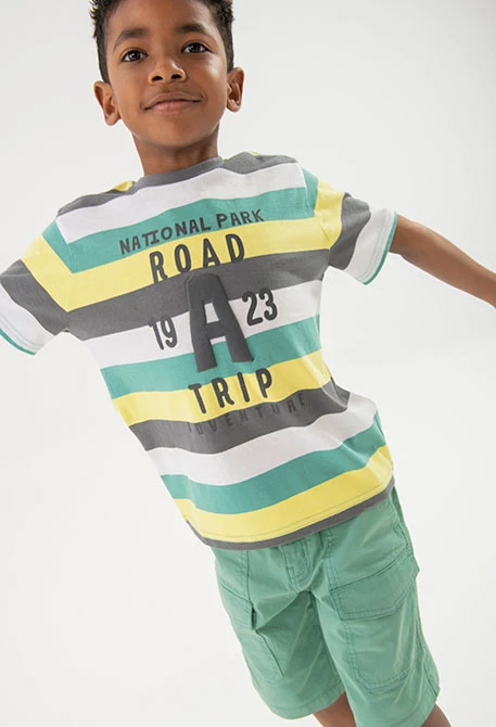 T-shirt en maille pour garçon rayée en vert, gris et jaune.