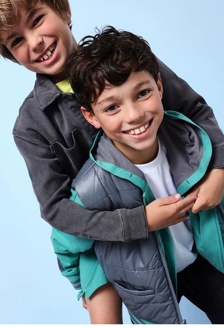Gilet reversibile per bambino in colore grigio e verde