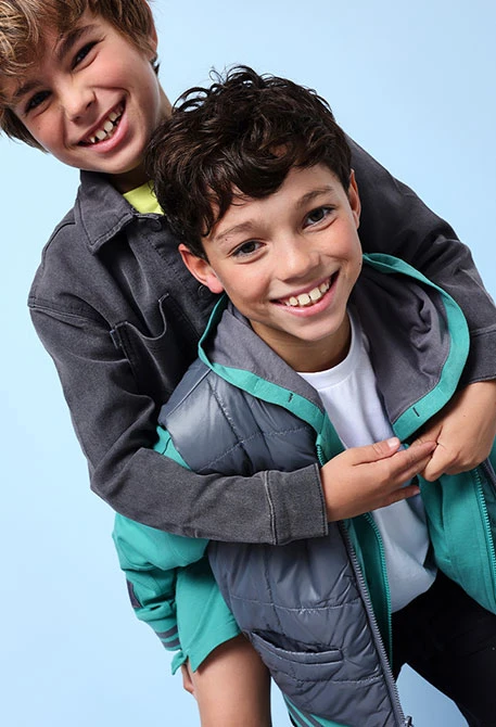 Gilet reversibile per bambino in colore grigio e verde