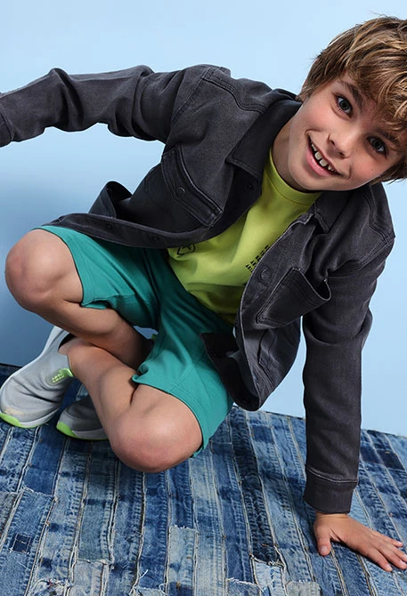Giacca di jeans a maglia per bambino in colore grigio