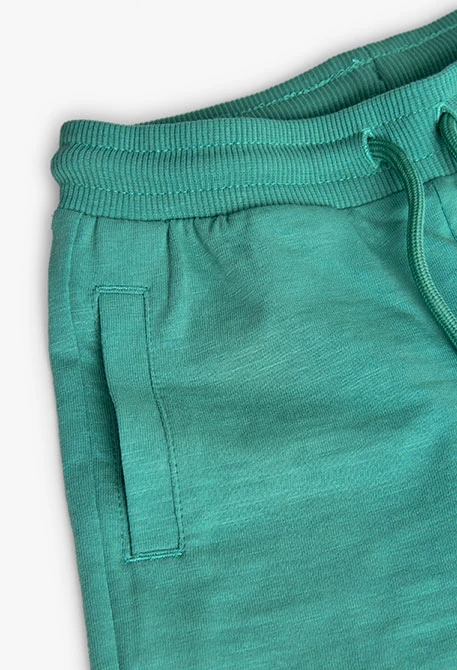 Conjunto de camiseta y pantalones cortos de punto para niño en color verde