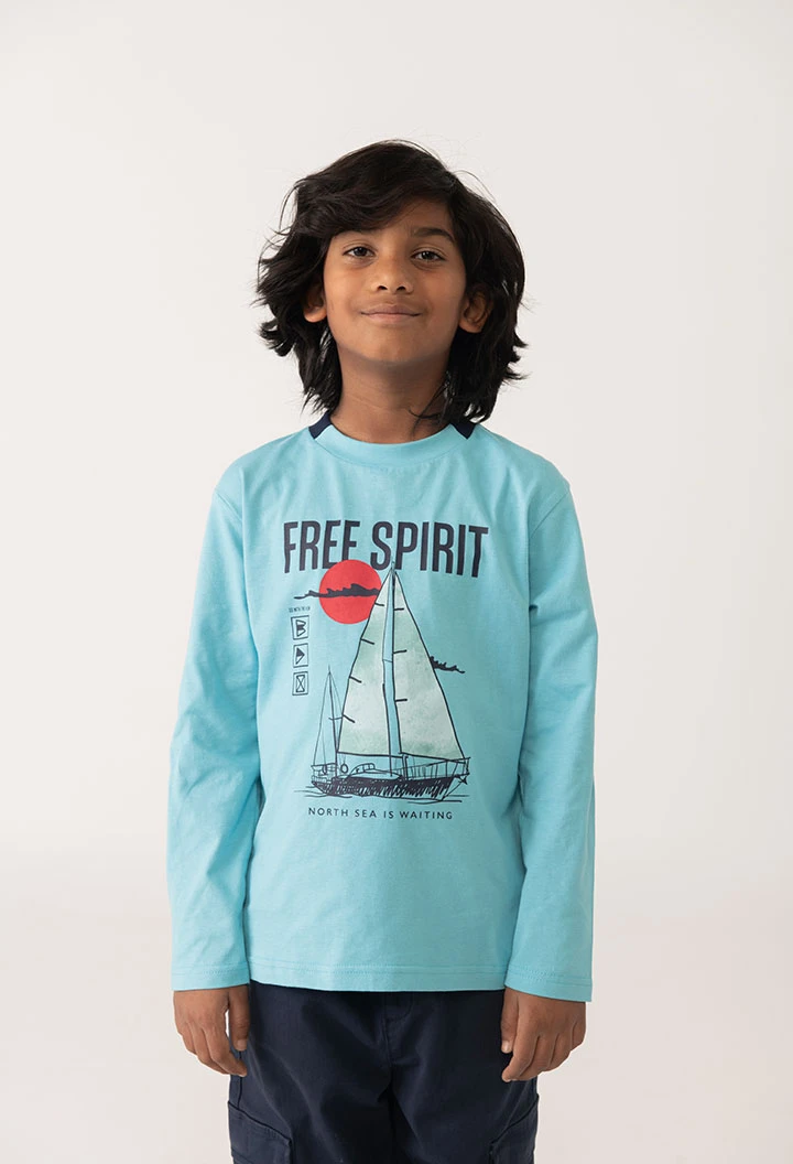 Blaues Jungen-T-Shirt aus Strick