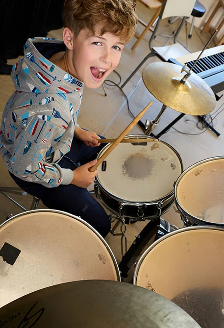 Grey knitted sweatshirt with print for boy