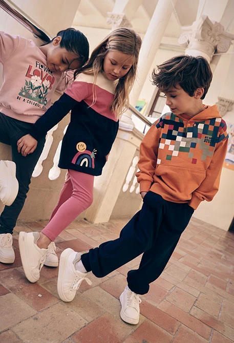 Conjunto felpa niño naranja estampado píxeles