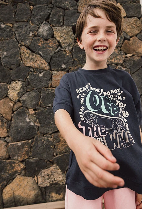 Maglietta in maglia per bambina di colore grigio.