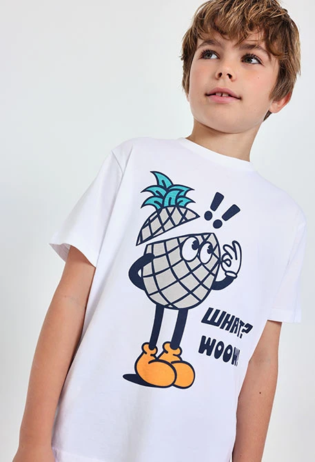 Completo in maglia con maglietta per bambino di colore bianco e bermuda di colore grigio.