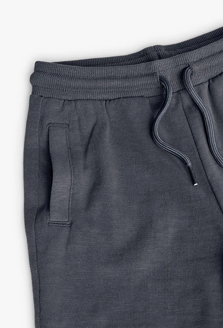 Conjunto de punto de camiseta para niño en color blanco y bermudas en color gris