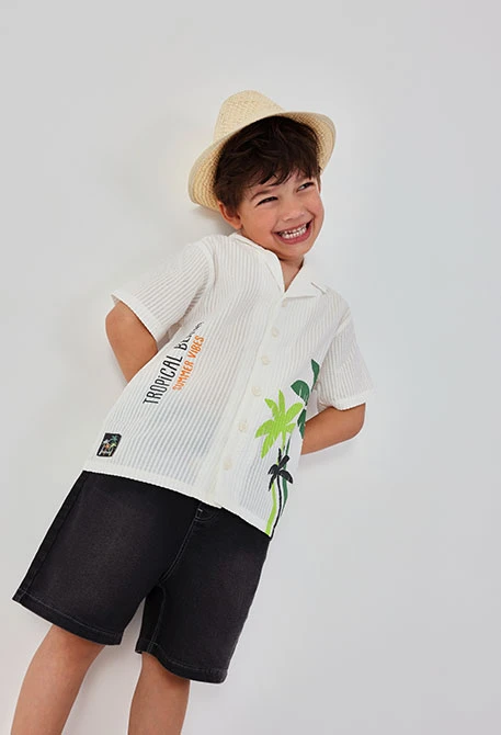 Jungenhemd aus weißem Popelin mit Palmen.