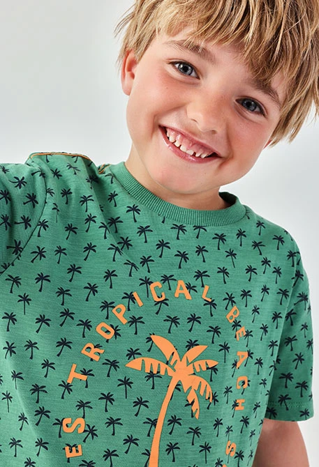 Bedrucktes grünes Baumwoll-T-Shirt für Jungen.