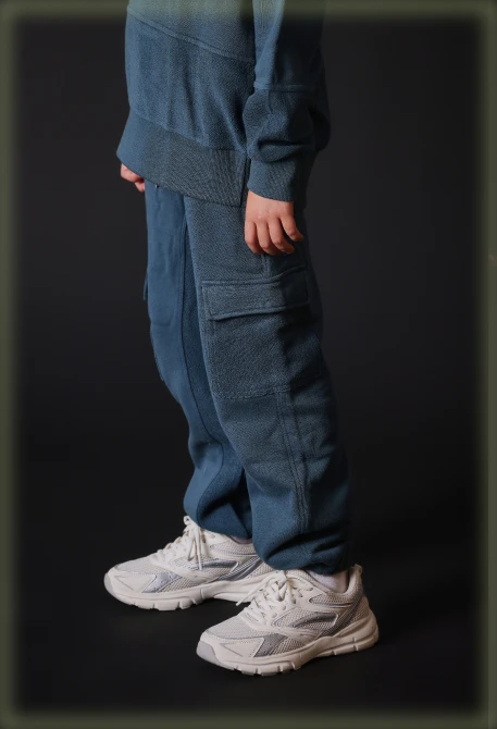 Pantalón felpa niño verde con bolsillos cargo