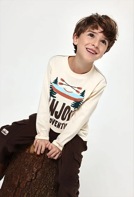 Camiseta punto niño crudo estampado aventura