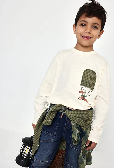 Cream knitted boy\'s T-shirt with parachute reindeer