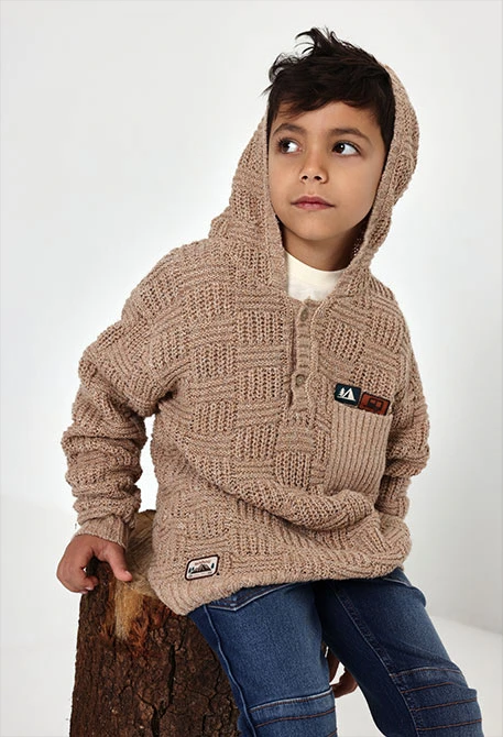 Jersey niño marrón con capucha y parches
