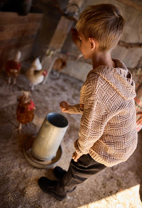 Jersey niño marrón con capucha y parches