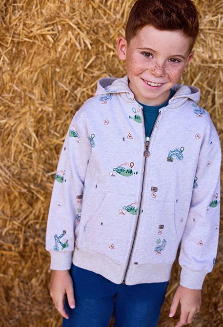 Chaqueta felpa niño beige estampado aventura