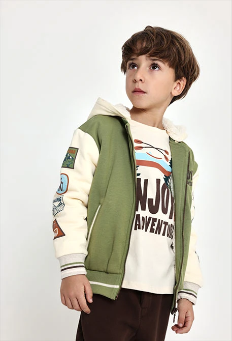 Veste molleton garçon verte avec patchs aventure