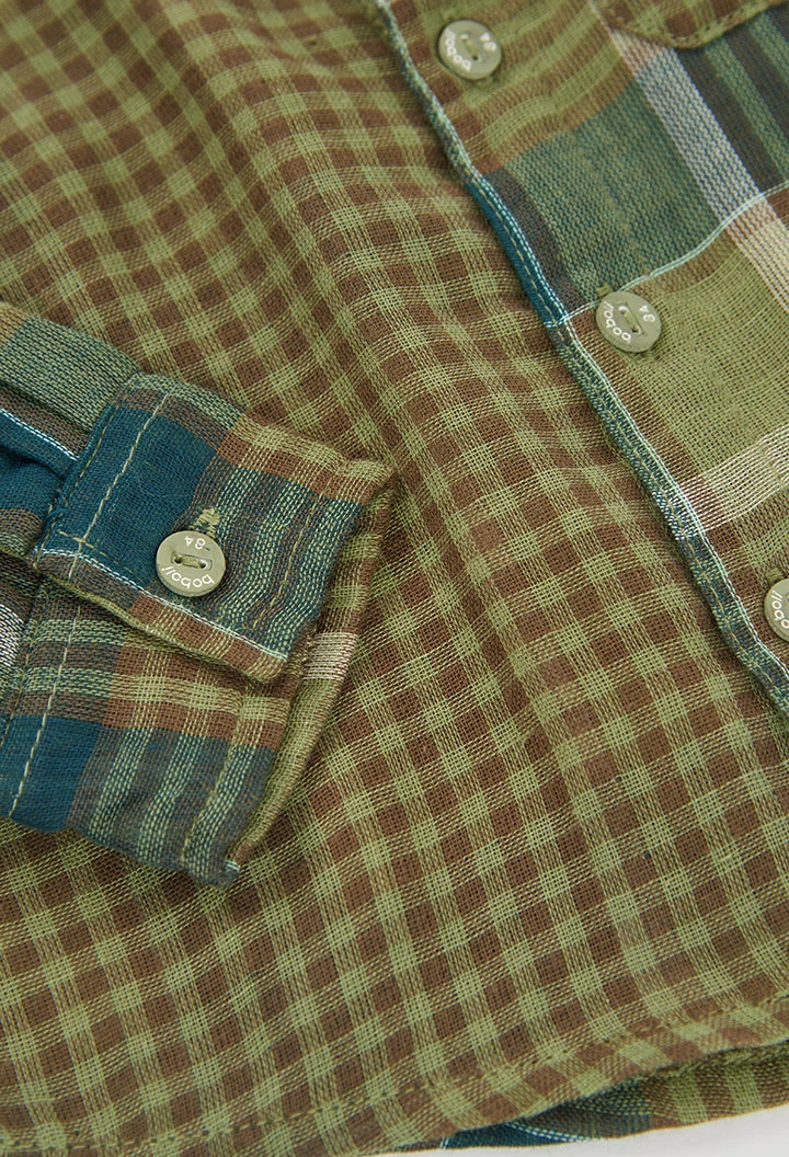 Camisa aos quadrados verde menino com patch de montanha