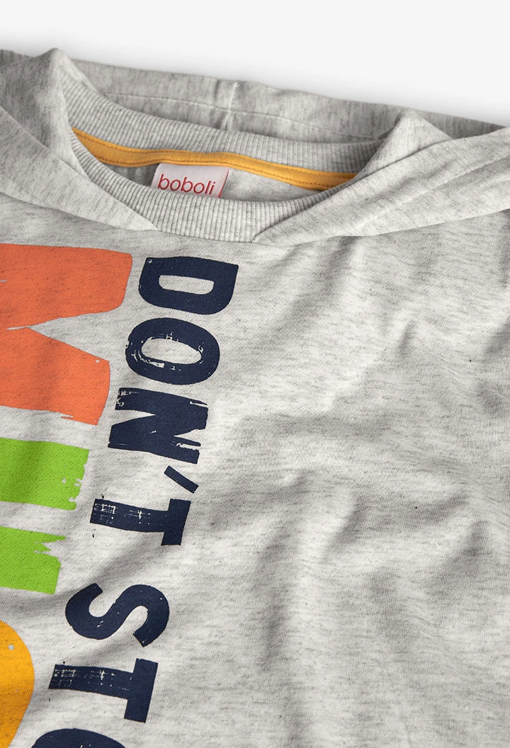 Camiseta de punto con capucha para niño en color crudo