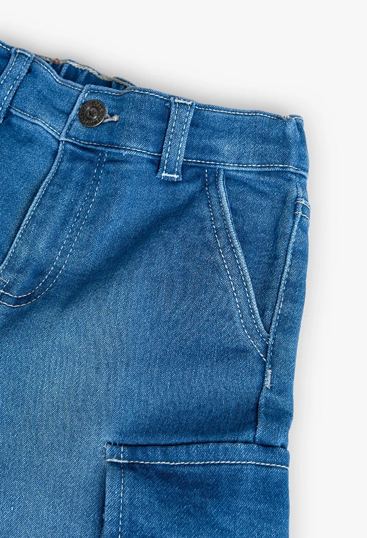 Pantaloni cargo in denim per bambino di colore blu.