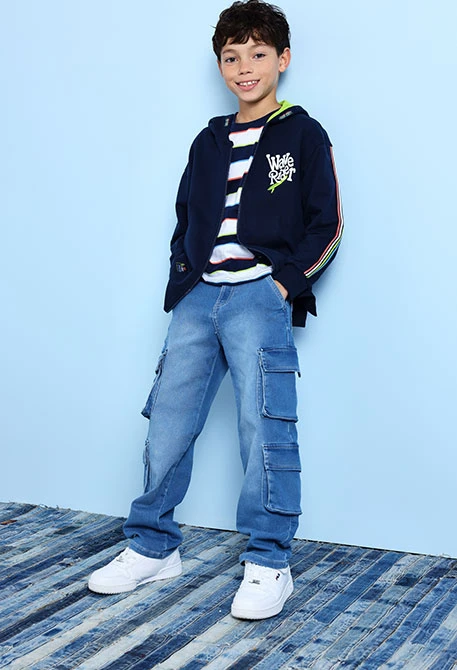 Pantaloni cargo in denim per bambino di colore blu.