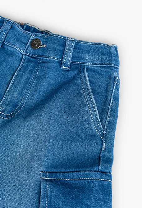 Pantaloni cargo in denim per bambino di colore blu.