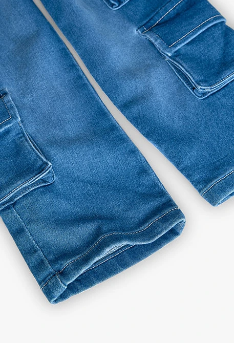 Pantaloni cargo in denim per bambino di colore blu.