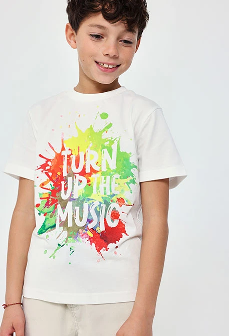 T-shirt en tricot blanc pour enfant.