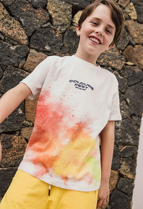 Camiseta de punto para niño en color blanco con estampado de colores